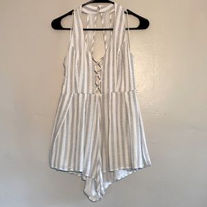 Rumör Boutique White/Gray Striped Romper - Medium